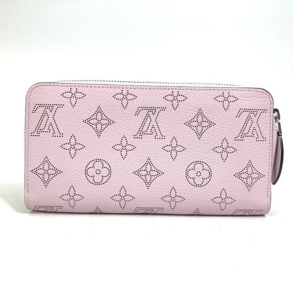 AUTHENTICITY GUARANTEED LOUIS VUITTONMonogramMahina Zippy wallet